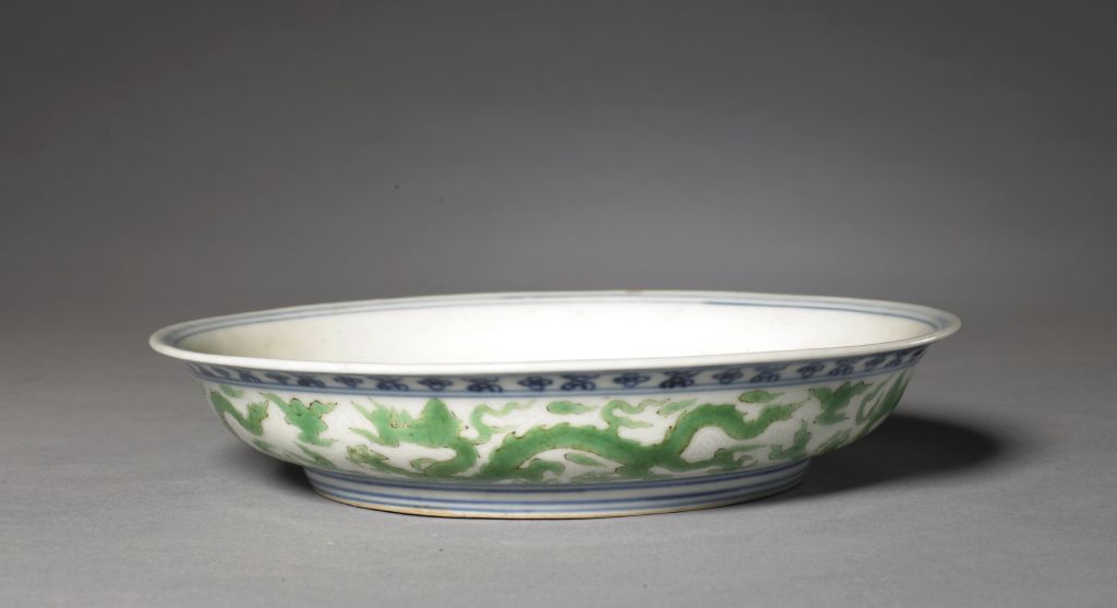 图片[1]-White-glazed blue-and-white plate with green cloud dragon pattern-China Archive